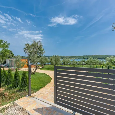 House Ive, House Beta - A Romantic Hideaway In An Olive Grove By The Sea, Fenced With Privacy, Swimming Pool, Jacuzzi And Playground, Pomer Σπίτι διακοπών