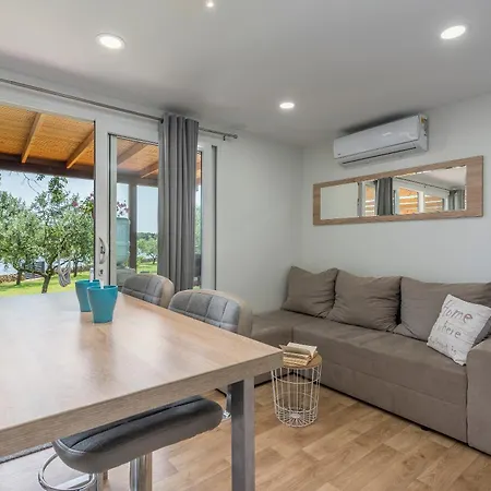 House Ive, House Beta - A Romantic Hideaway In An Olive Grove By The Sea, Fenced With Privacy, Swimming Pool, Jacuzzi And Playground, Pomer Σπίτι διακοπών *