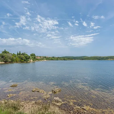 House Ive, House Beta - A Romantic Hideaway In An Olive Grove By The Sea, Fenced With Privacy, Swimming Pool, Jacuzzi And Playground, Pomer *