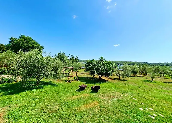 House Ive, House Beta - A Romantic Hideaway In An Olive Grove By The Sea, Fenced With Privacy, Swimming Pool, Jacuzzi And Playground, Pomer * Pula