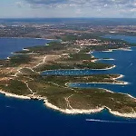 House Ive, House Beta - A Romantic Hideaway In An Olive Grove By The Sea, Fenced With Privacy, Swimming Pool, Jacuzzi And Playground, Pomer Pula