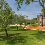 House Ive, House Beta - A Romantic Hideaway In An Olive Grove By The Sea, Fenced With Privacy, Swimming Pool, Jacuzzi And Playground, Pomer * Pula