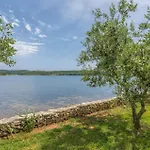 House Ive, House Beta - A Romantic Hideaway In An Olive Grove By The Sea, Fenced With Privacy, Swimming Pool, Jacuzzi And Playground, Pomer