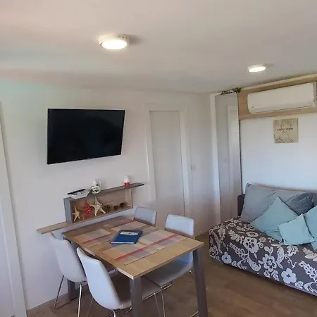 בית נופש House Ive, House Beta - A Romantic Hideaway In An Olive Grove By The Sea, Fenced With Privacy, Swimming Pool, Jacuzzi And Playground, Pomer *