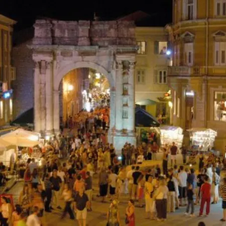 House Ive, House Beta - A Romantic Hideaway In An Olive Grove By The Sea, Fenced With Privacy, Swimming Pool, Jacuzzi And Playground, Pomer Semesterbostad Pula