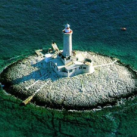 House Ive, House Beta - A Romantic Hideaway In An Olive Grove By The Sea, Fenced With Privacy, Swimming Pool, Jacuzzi And Playground, Pomer * פולה