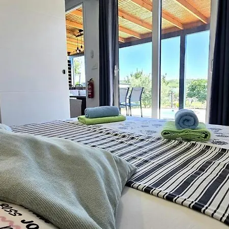 House Ive, House Beta - A Romantic Hideaway In An Olive Grove By The Sea, Fenced With Privacy, Swimming Pool, Jacuzzi And Playground, Pomer בית נופש *