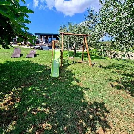 House Ive, House Beta - A Romantic Hideaway In An Olive Grove By The Sea, Fenced With Privacy, Swimming Pool, Jacuzzi And Playground, Pomer