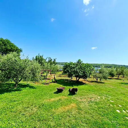 House Ive, House Beta - A Romantic Hideaway In An Olive Grove By The Sea, Fenced With Privacy, Swimming Pool, Jacuzzi And Playground, Pomer * Pula
