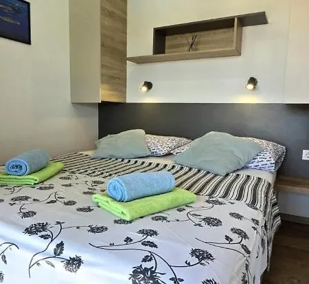 House Ive, House Beta - A Romantic Hideaway In An Olive Grove By The Sea, Fenced With Privacy, Swimming Pool, Jacuzzi And Playground, Pomer Semesterbostad Pula