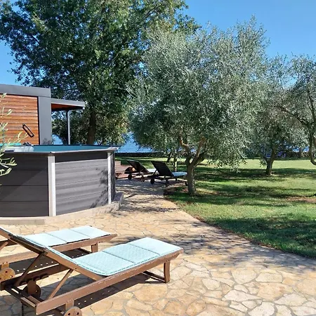 House Ive, House Beta - A Romantic Hideaway In An Olive Grove By The Sea, Fenced With Privacy, Swimming Pool, Jacuzzi And Playground, Pomer בית נופש *