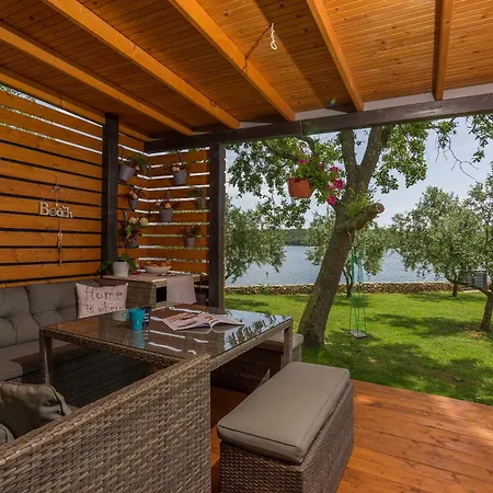 House Ive, House Beta - A Romantic Hideaway In An Olive Grove By The Sea, Fenced With Privacy, Swimming Pool, Jacuzzi And Playground, Pomer בית נופש *