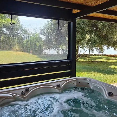 House Ive, House Beta - A Romantic Hideaway In An Olive Grove By The Sea, Fenced With Privacy, Swimming Pool, Jacuzzi And Playground, Pomer בית נופש