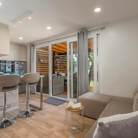 House Ive, House Beta - A Romantic Hideaway In An Olive Grove By The Sea, Fenced With Privacy, Swimming Pool, Jacuzzi And Playground, Pomer Semesterbostad Pula