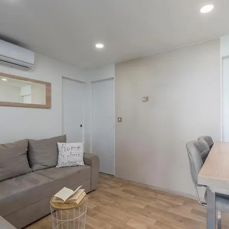 בית נופש House Ive, House Beta - A Romantic Hideaway In An Olive Grove By The Sea, Fenced With Privacy, Swimming Pool, Jacuzzi And Playground, Pomer פולה