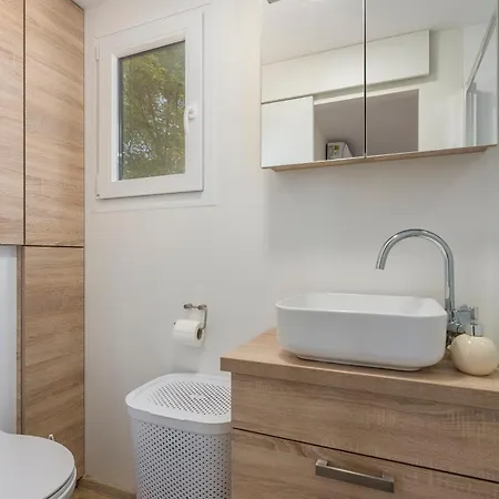 House Ive, House Beta - A Romantic Hideaway In An Olive Grove By The Sea, Fenced With Privacy, Swimming Pool, Jacuzzi And Playground, Pomer *