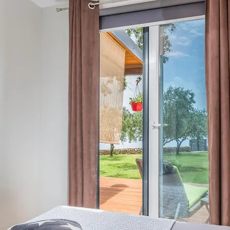 House Ive, House Beta - A Romantic Hideaway In An Olive Grove By The Sea, Fenced With Privacy, Swimming Pool, Jacuzzi And Playground, Pomer Pula