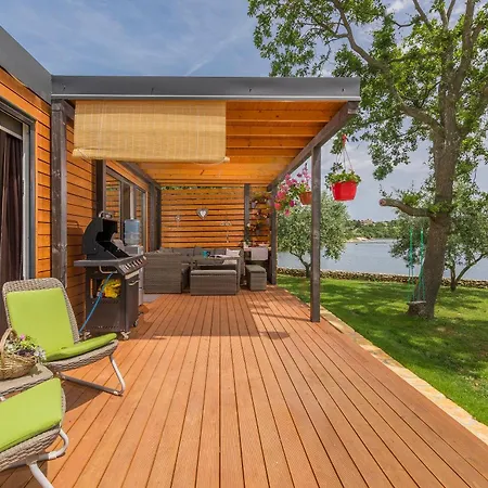 House Ive, House Beta - A Romantic Hideaway In An Olive Grove By The Sea, Fenced With Privacy, Swimming Pool, Jacuzzi And Playground, Pomer *