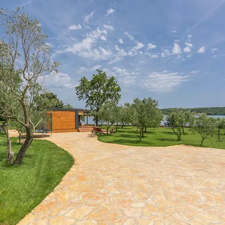 House Ive, House Beta - A Romantic Hideaway In An Olive Grove By The Sea, Fenced With Privacy, Swimming Pool, Jacuzzi And Playground, Pomer Pula