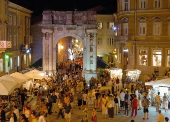 House Ive, House Beta - A Romantic Hideaway In An Olive Grove By The Sea, Fenced With Privacy, Swimming Pool, Jacuzzi And Playground, Pomer Nyaraló Póla