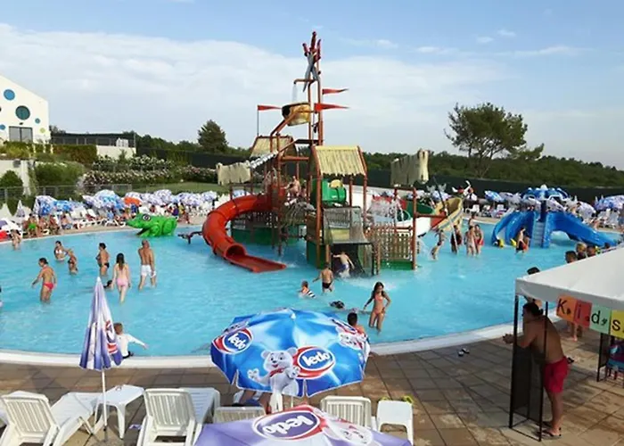 House Ive, House Beta - A Romantic Hideaway In An Olive Grove By The Sea, Fenced With Privacy, Swimming Pool, Jacuzzi And Playground, Pomer Póla