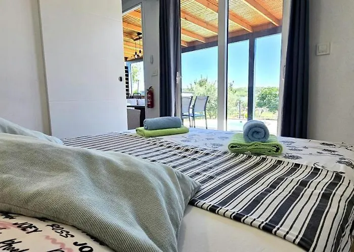 House Ive, House Beta - A Romantic Hideaway In An Olive Grove By The Sea, Fenced With Privacy, Swimming Pool, Jacuzzi And Playground, Pomer Nyaraló *