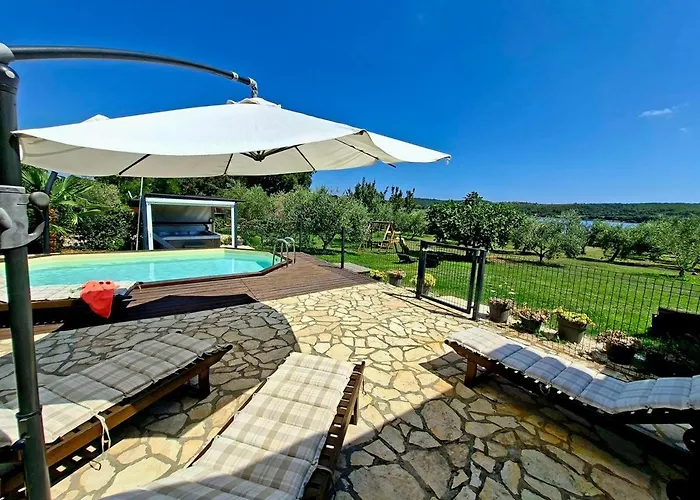 House Ive, House Beta - A Romantic Hideaway In An Olive Grove By The Sea, Fenced With Privacy, Swimming Pool, Jacuzzi And Playground, Pomer