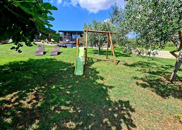 House Ive, House Beta - A Romantic Hideaway In An Olive Grove By The Sea, Fenced With Privacy, Swimming Pool, Jacuzzi And Playground, Pomer