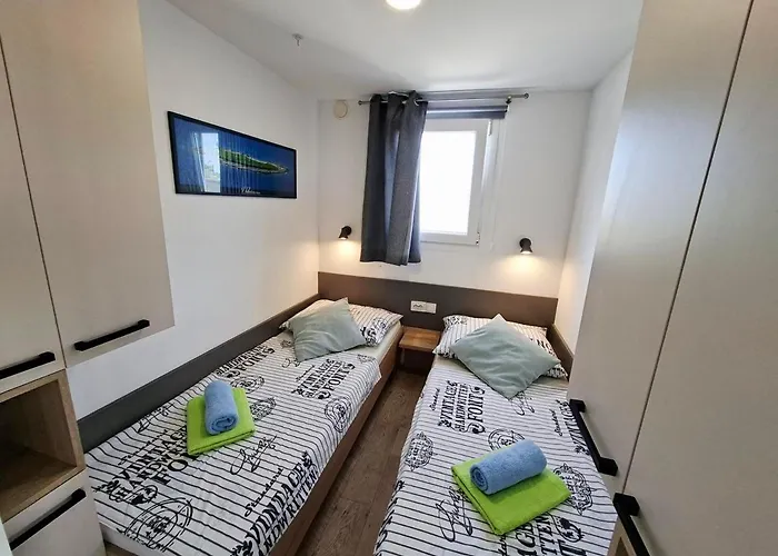 度假居 House Ive, House Beta - A Romantic Hideaway In An Olive Grove By The Sea, Fenced With Privacy, Swimming Pool, Jacuzzi And Playground, Pomer 普拉