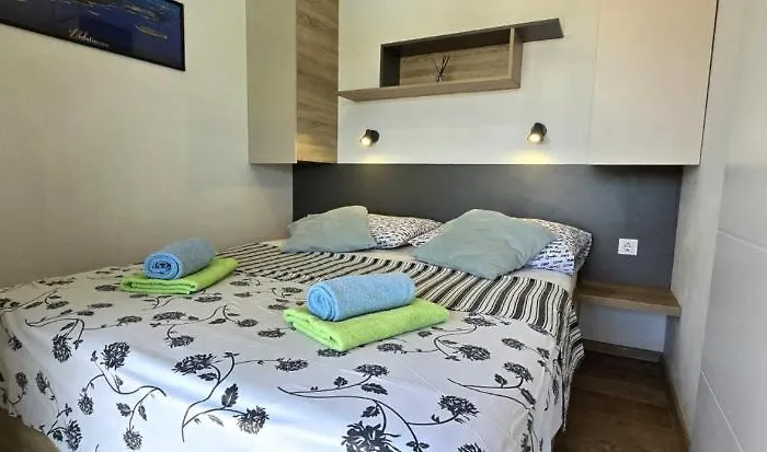 House Ive, House Beta - A Romantic Hideaway In An Olive Grove By The Sea, Fenced With Privacy, Swimming Pool, Jacuzzi And Playground, Pomer Nyaraló Póla