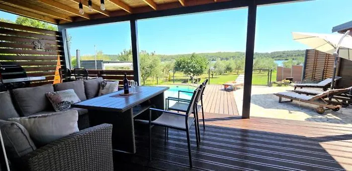 Nyaraló House Ive, House Beta - A Romantic Hideaway In An Olive Grove By The Sea, Fenced With Privacy, Swimming Pool, Jacuzzi And Playground, Pomer