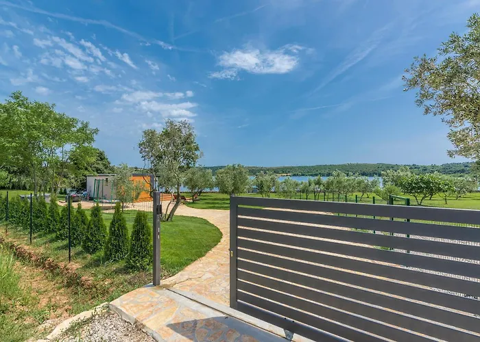 House Ive, House Beta - A Romantic Hideaway In An Olive Grove By The Sea, Fenced With Privacy, Swimming Pool, Jacuzzi And Playground, Pomer Nyaraló