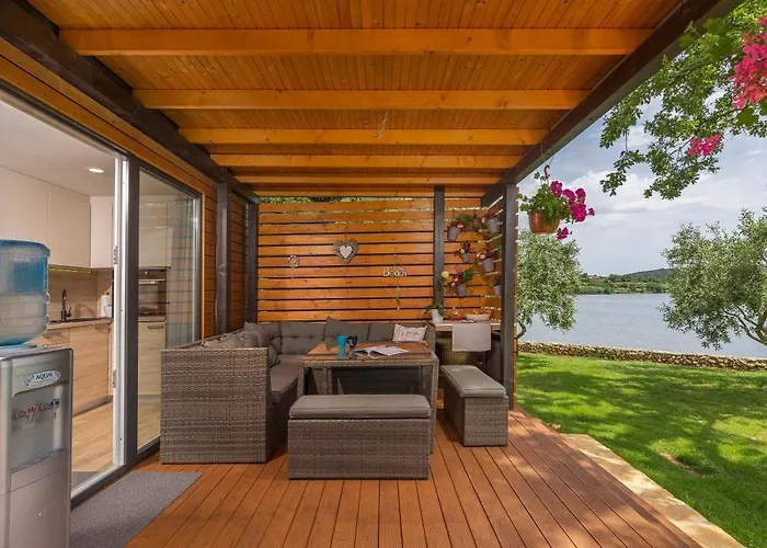 House Ive, House Beta - A Romantic Hideaway In An Olive Grove By The Sea, Fenced With Privacy, Swimming Pool, Jacuzzi And Playground, Pomer