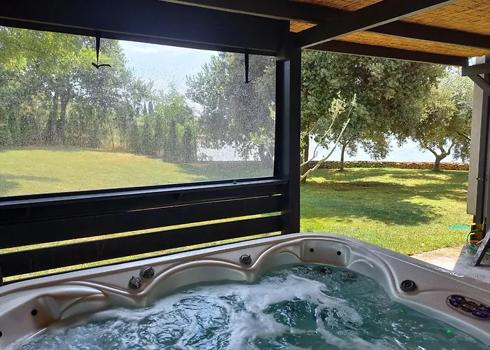 House Ive, House Beta - A Romantic Hideaway In An Olive Grove By The Sea, Fenced With Privacy, Swimming Pool, Jacuzzi And Playground, Pomer Nyaraló