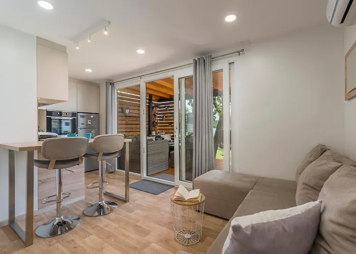 House Ive, House Beta - A Romantic Hideaway In An Olive Grove By The Sea, Fenced With Privacy, Swimming Pool, Jacuzzi And Playground, Pomer Nyaraló Póla