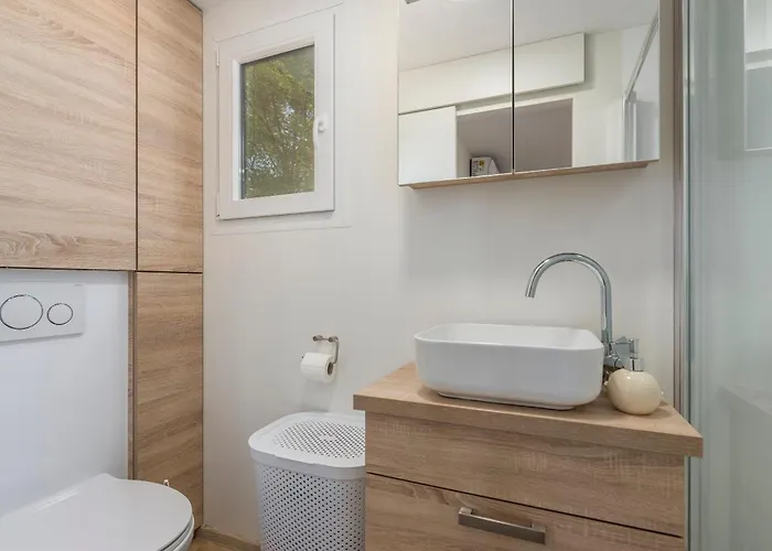 House Ive, House Beta - A Romantic Hideaway In An Olive Grove By The Sea, Fenced With Privacy, Swimming Pool, Jacuzzi And Playground, Pomer *