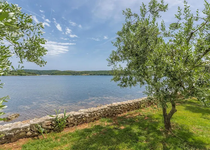 House Ive, House Beta - A Romantic Hideaway In An Olive Grove By The Sea, Fenced With Privacy, Swimming Pool, Jacuzzi And Playground, Pomer