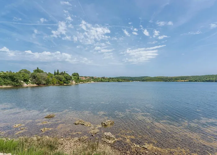 House Ive, House Beta - A Romantic Hideaway In An Olive Grove By The Sea, Fenced With Privacy, Swimming Pool, Jacuzzi And Playground, Pomer *